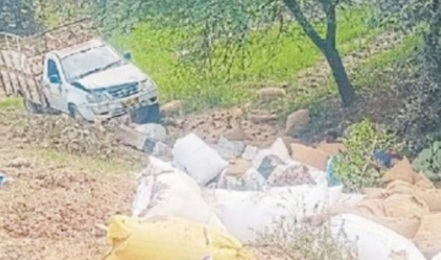 मालवाहक के पलटने से एक की मौत, दूसरा गंभीर