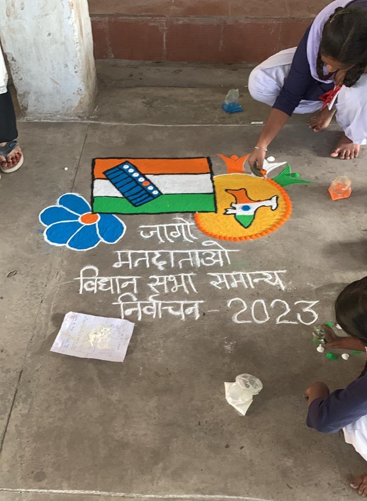 मानव श्रृंखला, रैली, नुक्कड़ नाटक व निबंध स्पर्धा से मतदाताओं को किया जा रहा जागरूक