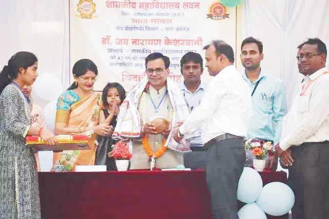 प्राचार्य के सम्मान में विदाई समारोह, जिस जिले के छात्र रहे वहीं से सेवानिवृत्त