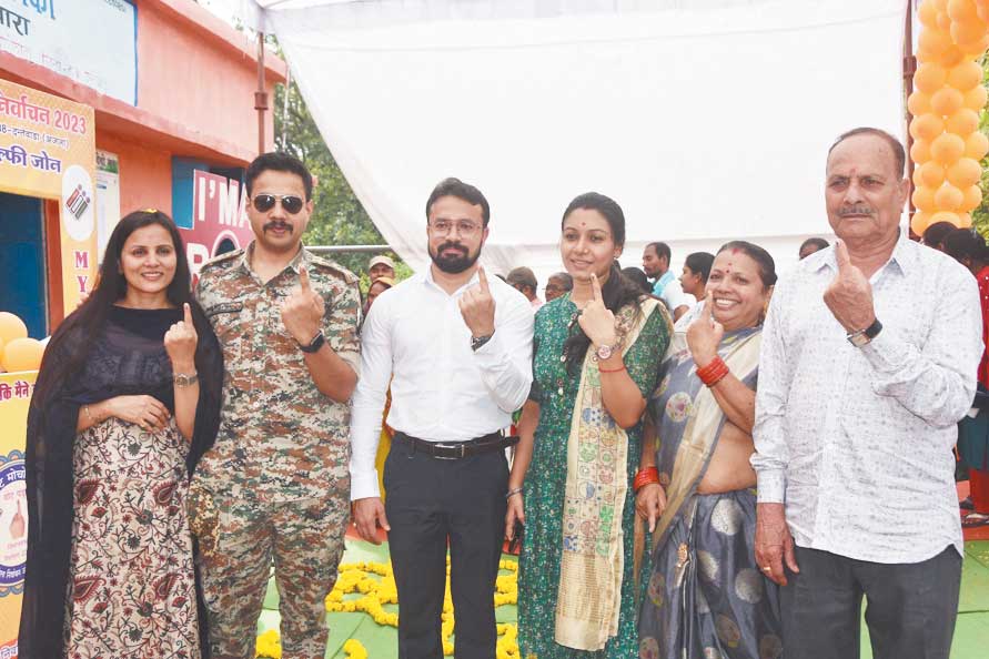 कलेक्टर-एसपी ने डाले वोट