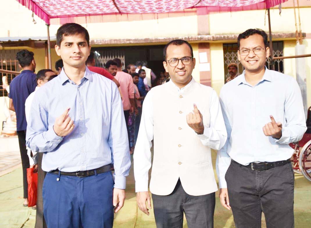 कलेक्टर, एसपी व जिला सीईओ ने  कतार में लगकर किया मतदान