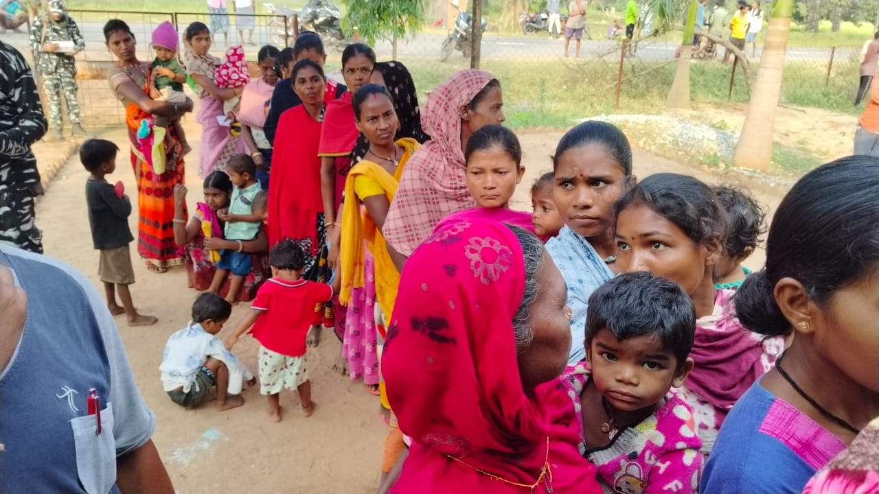 बीजापुर में 42.16 फीसदी मतदान, 13 किमी पैदल चलकर मतदान कराने पहुंचे मतदानकर्मी बीजापुर में 42.16 फीसदी मतदान, 13 किमी पैदल चलकर मतदान कराने पहुंचे मतदानकर्मी
