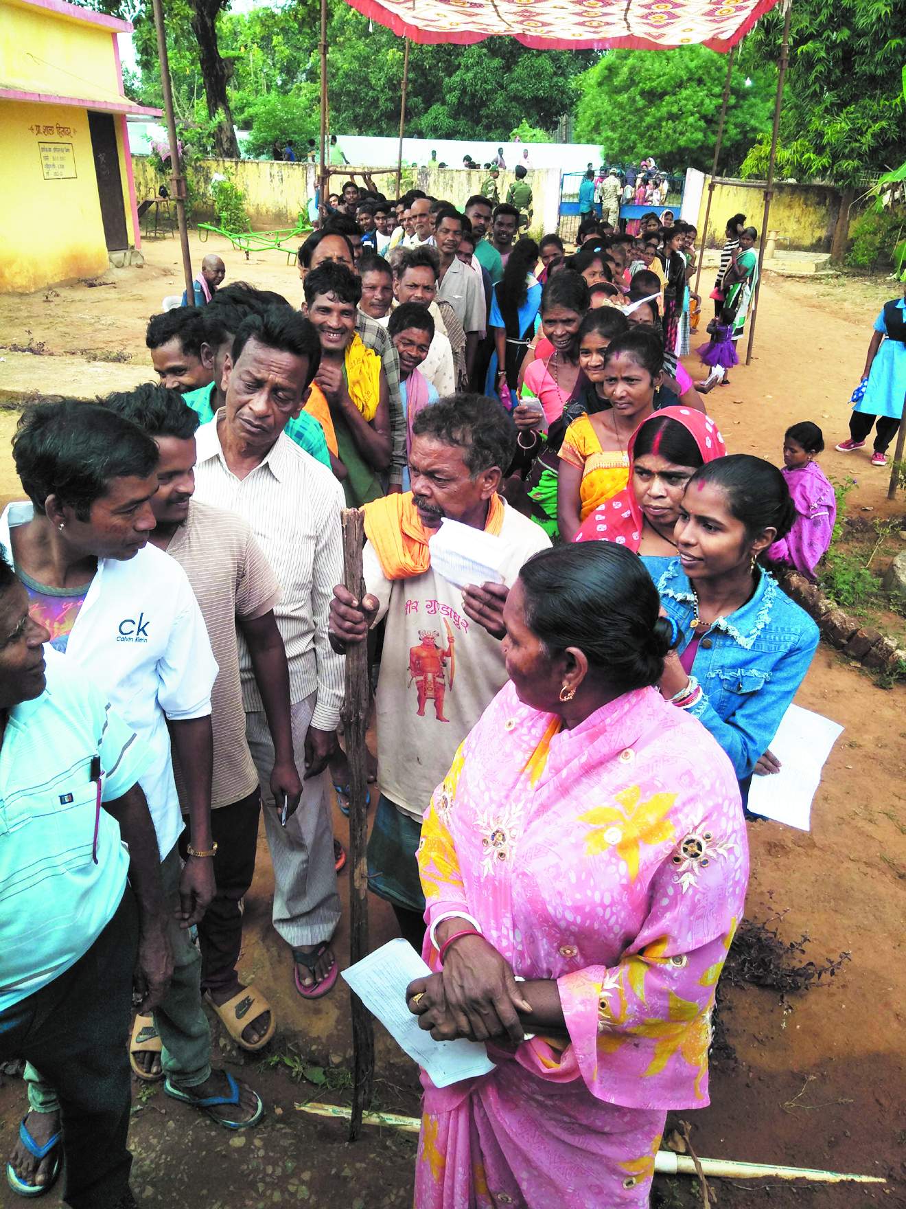 वीवीपैट मशीन में तकनीकी खराबी, धीमे मतदान से मतदाताओं में नाराजगी