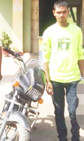 चोरी के मोटर साइकिल को बेचने ग्राहक तलाशते पकड़ाया  