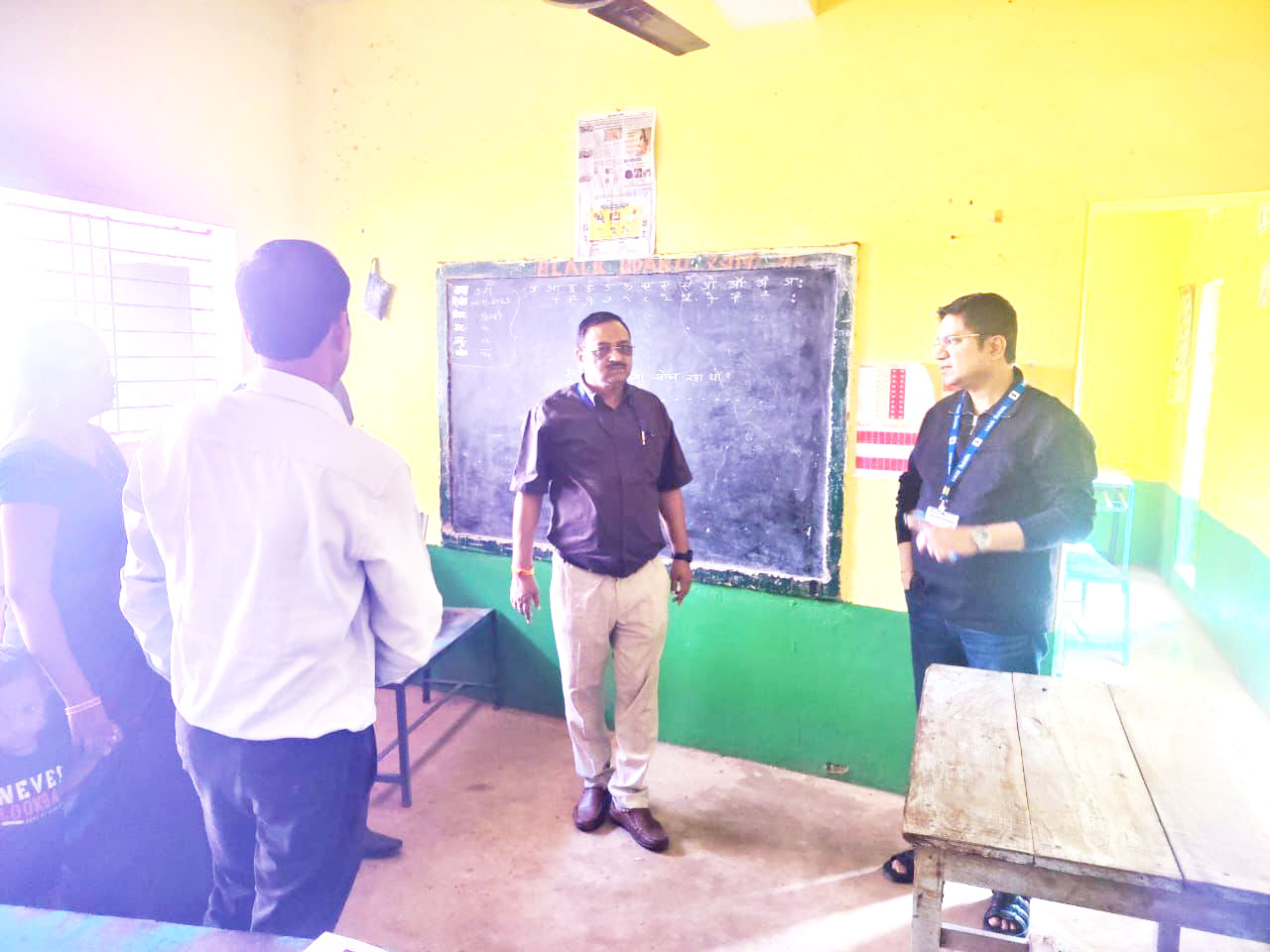 प्रेक्षक कृष्णा ने 8 मतदान केंद्रों का निरीक्षण किया 