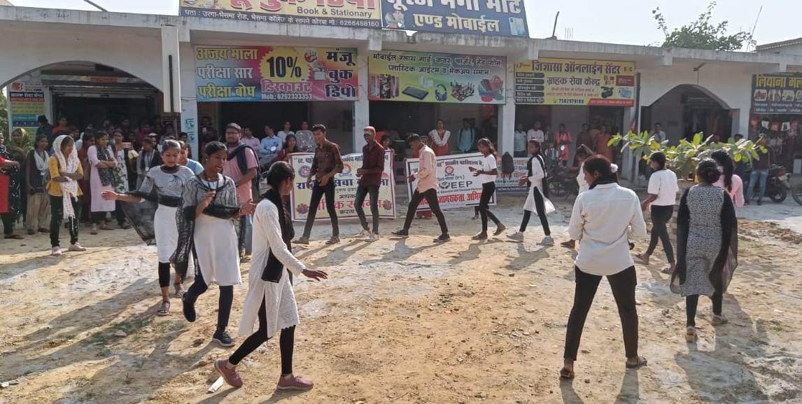 कॉलेज विद्यार्थियों द्वारा मतदाता जागरूकता रैली व नुक्कड़ नाटक