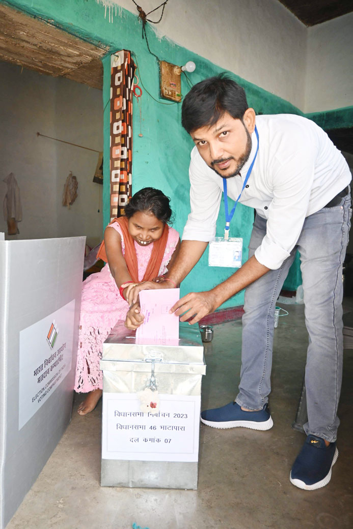 बुजुर्ग एवं दिव्यांग मतदाताओं ने डाक मतपत्र से घर में ही किया मतदान