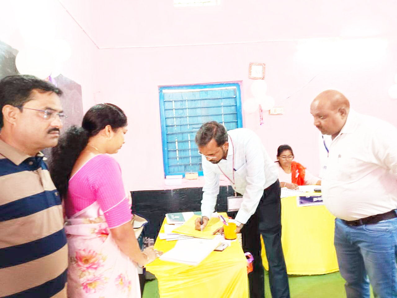 जनरल ऑब्जर्वर अहमद ने मतदान केंद्रों का लिया जायजा जनरल ऑब्जर्वर अहमद ने मतदान केंद्रों का लिया जायजा