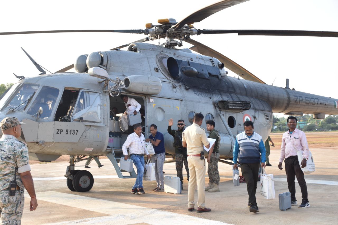 मतदान दलों की सकुशल वापसी, ईवीएम स्ट्रांग रूम में सील