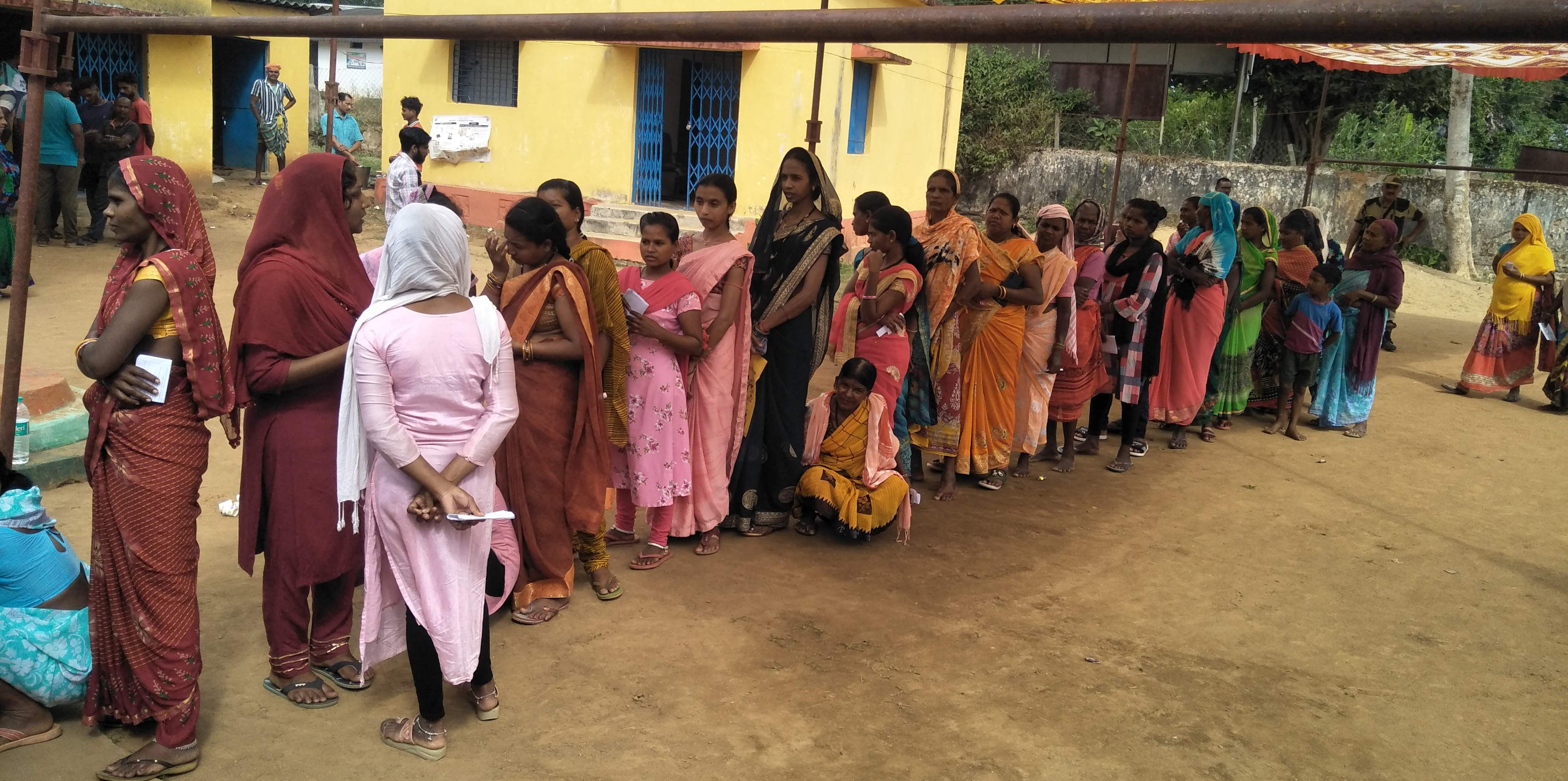 पुरुष मतदाताओं की तुलना में महिलाओं में अधिक उत्साह