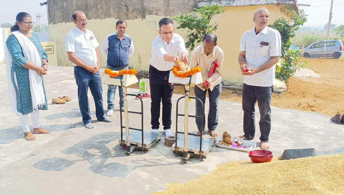 धान व कांटा बाट की पूजा कर कलेक्टर ने धान खरीदी का किया शुभारंभ