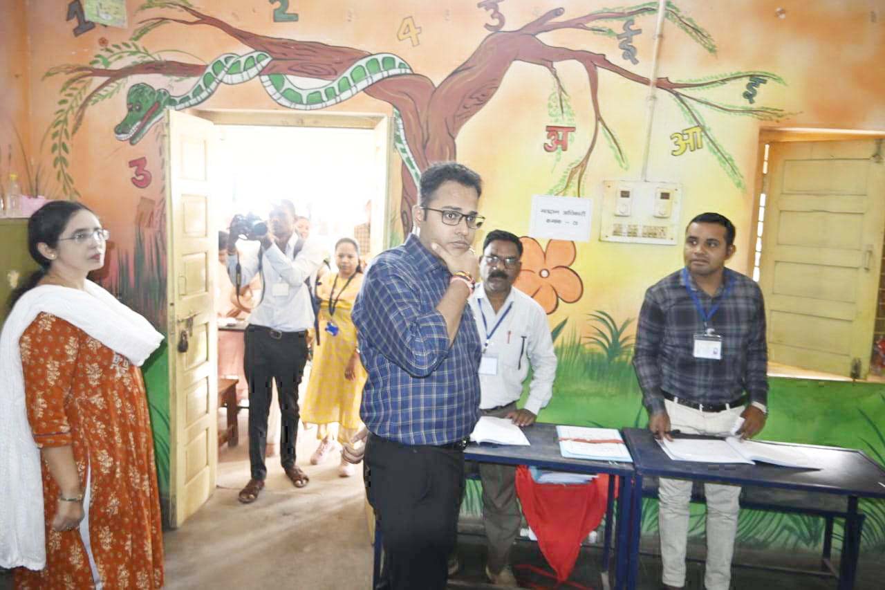 चुनाव दायित्व से जुड़े 1587 अफसर-कर्मचारियों ने डाक मतपत्र से किया मतदान