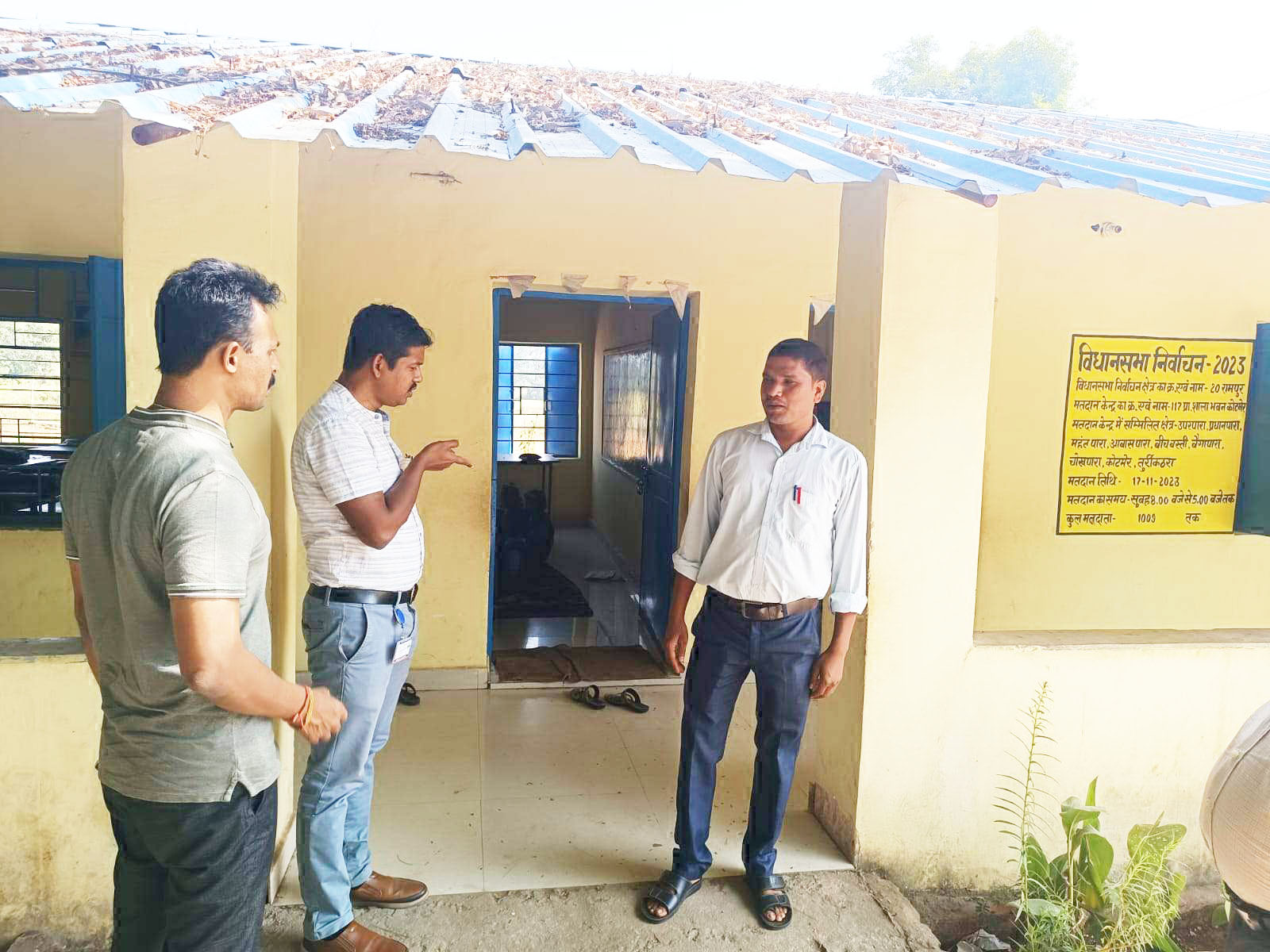 प्रेक्षक और पुलिस आब्जर्वर ने किया मतदान केंद्रों-थाने का निरीक्षण