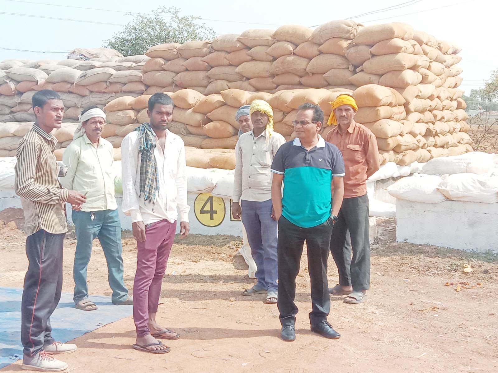 जेवरा और नांदघाट में धान खरीदी पर कलेक्टर ने किसानों से की बात 