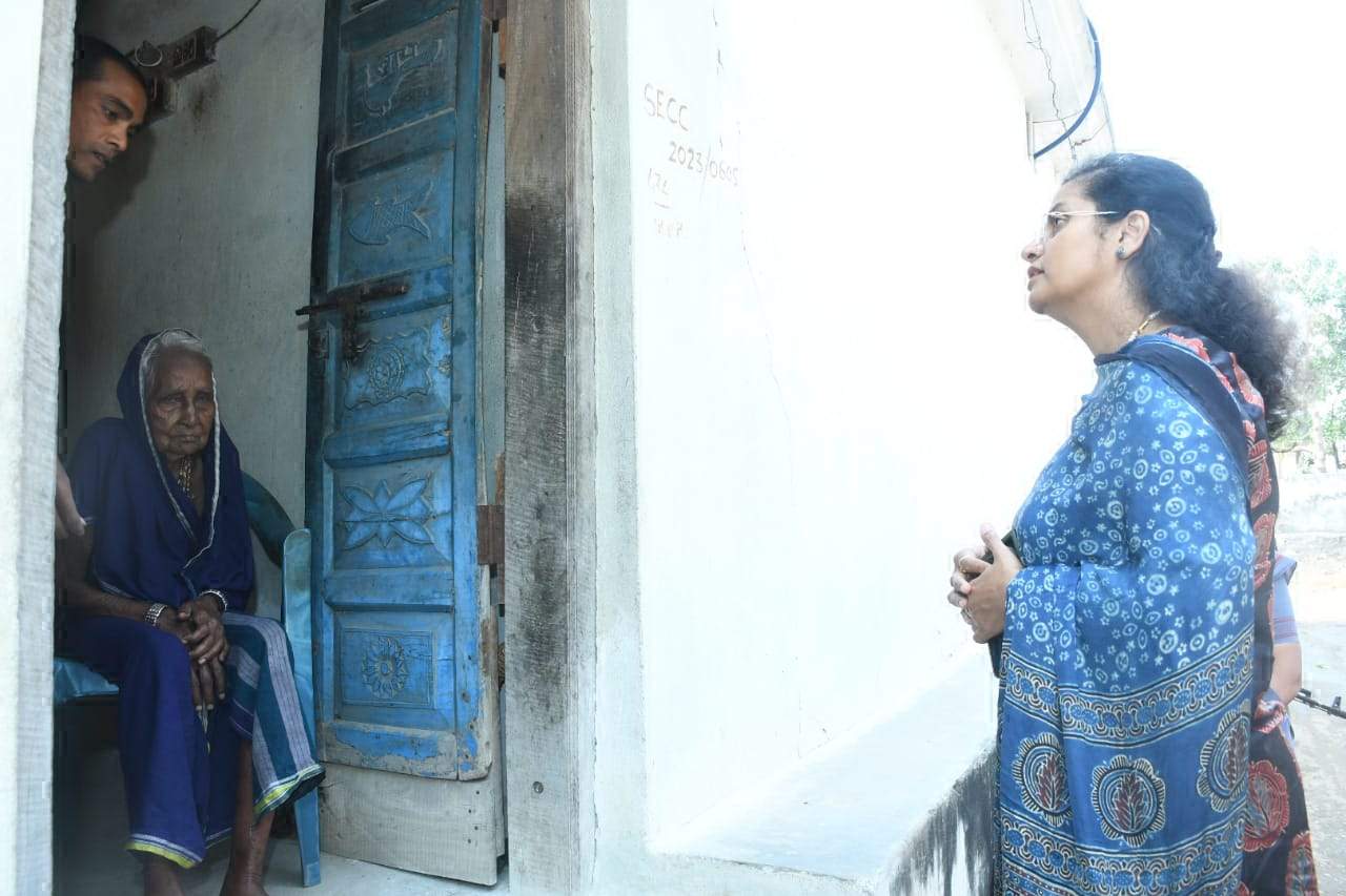 गोपनीयता के साथ बुजुर्ग ने घर में किया मतदान गोपनीयता के साथ बुजुर्ग ने घर में किया मतदान