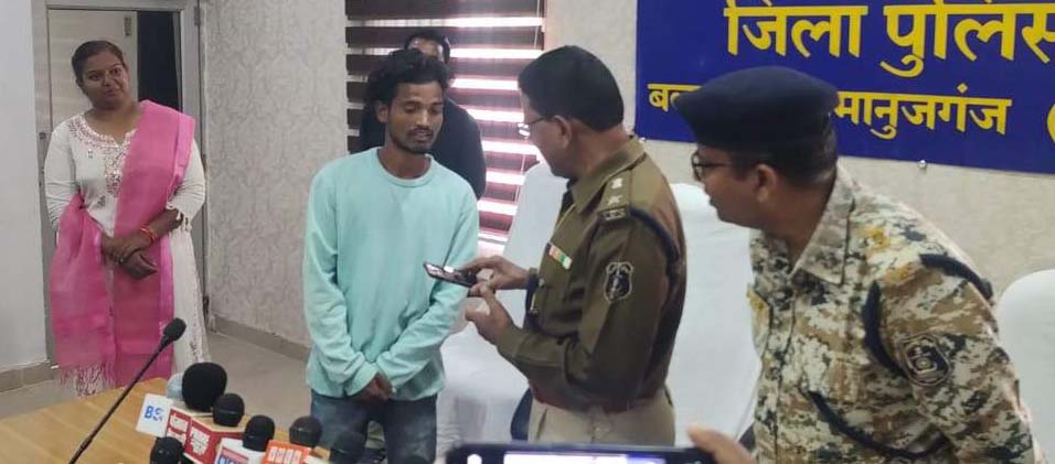 2 लाख के 14 गुम मोबाईल बरामद कर एसपी ने मालिकों को सौंपा