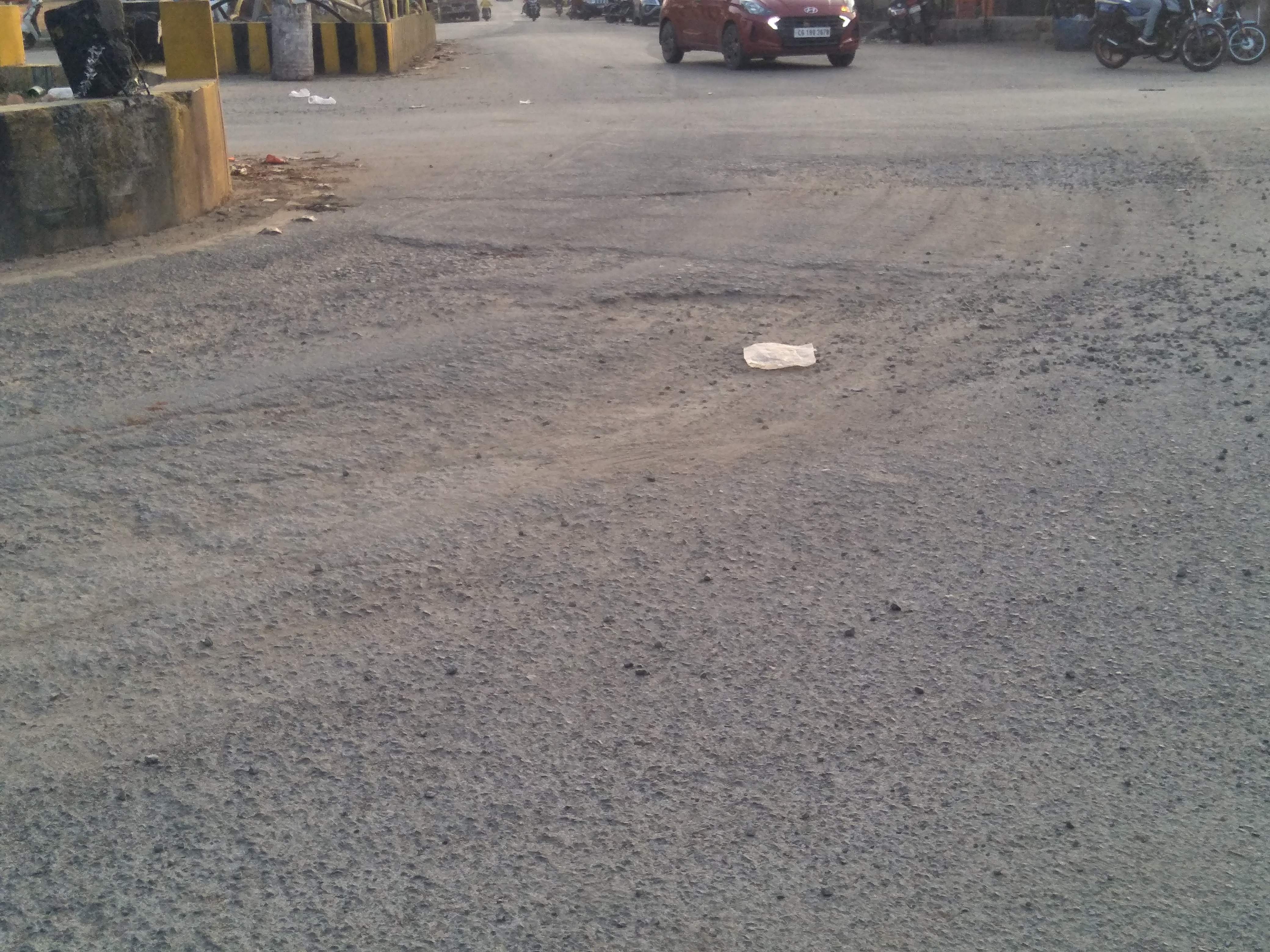 सडक़ उखड़ी, हादसे की आशंका