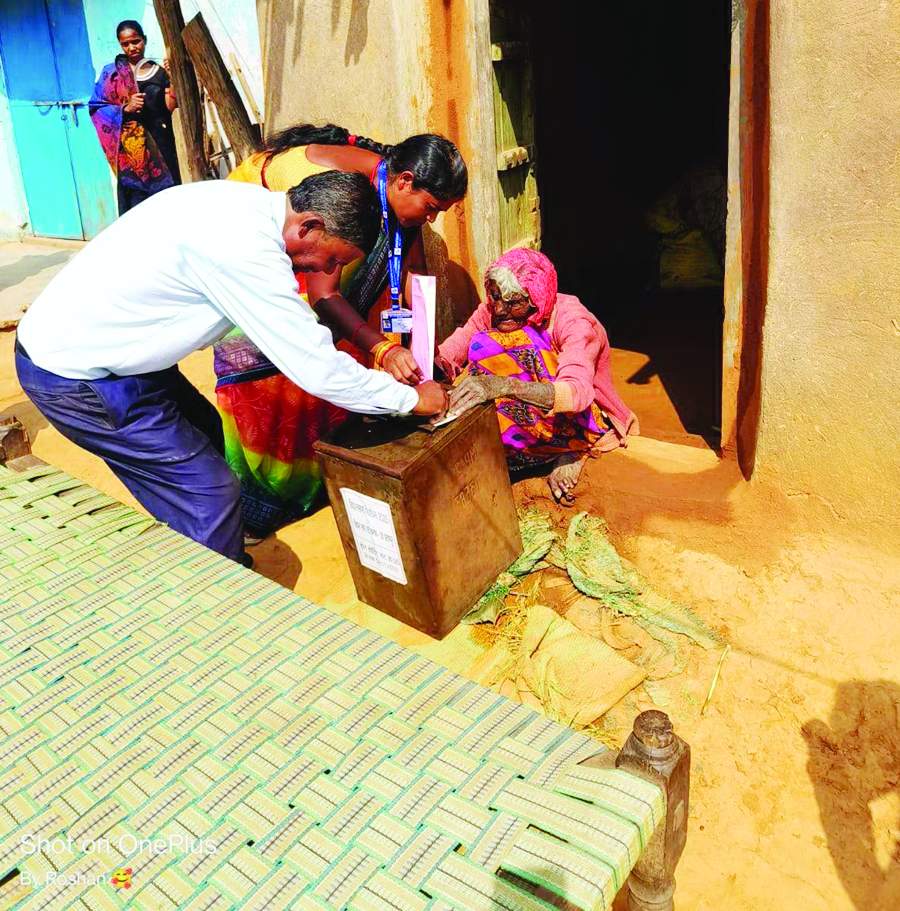 बुजुर्ग व दिव्यांग मतदाताओं ने घर में डाले वोट