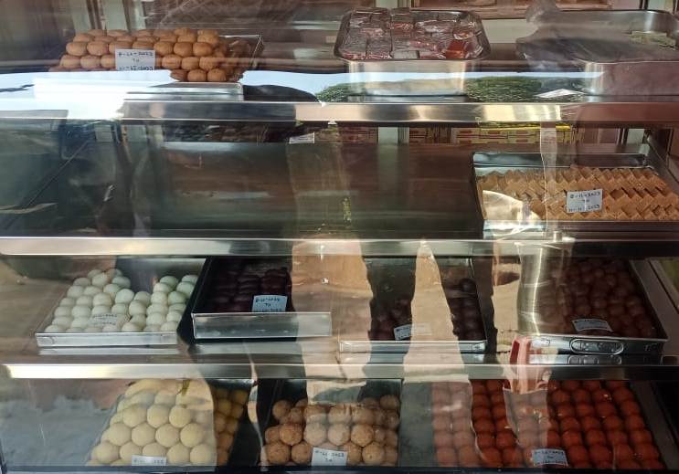 मिलावटी खाद्य पदार्थ रोकने होटलों-किराना दुकानों में छापा, 3 कारोबारियों को नोटिस