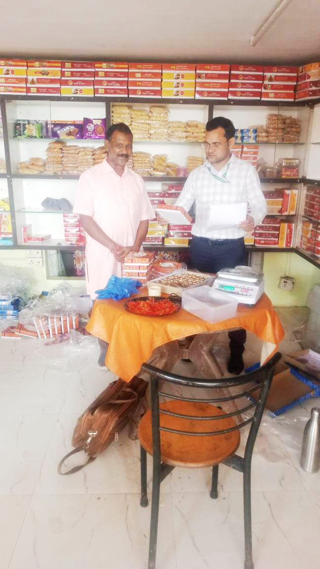 खाद्य प्रतिष्ठानों में किया जा रहा है कार्रवाई