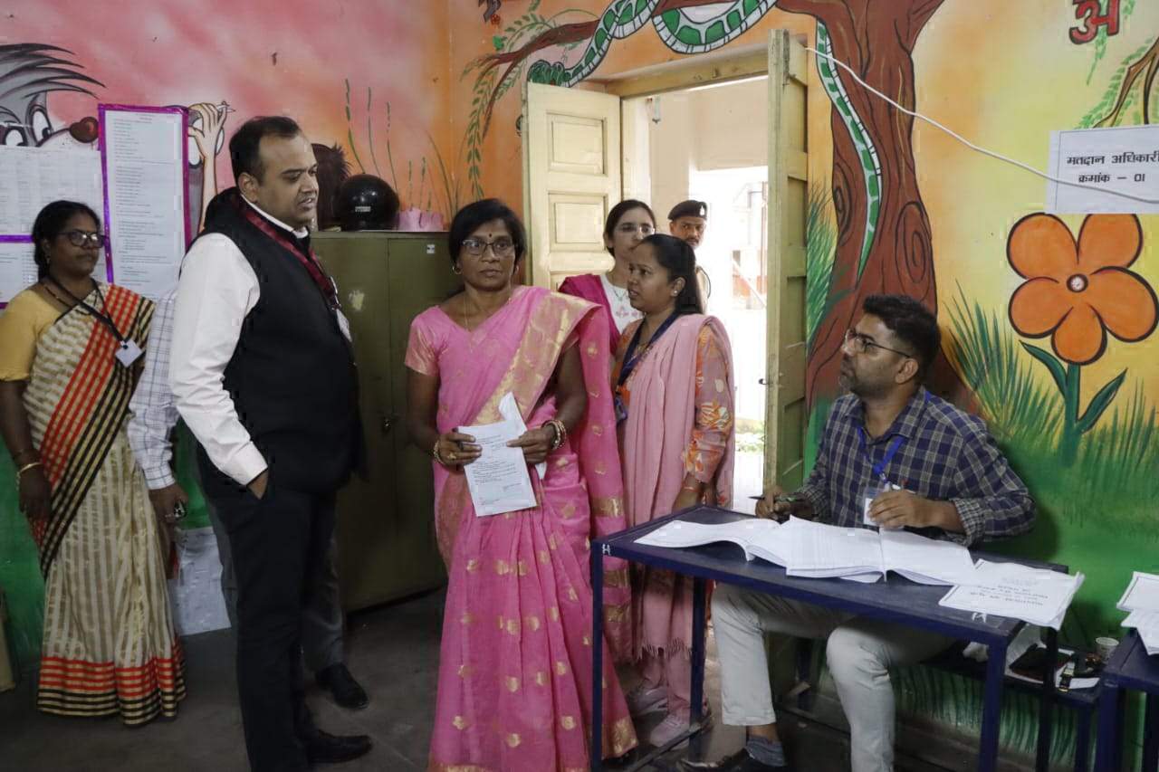 सामान्य प्रेक्षकों ने मतदान दलों के प्रशिक्षण का किया अवलोकन