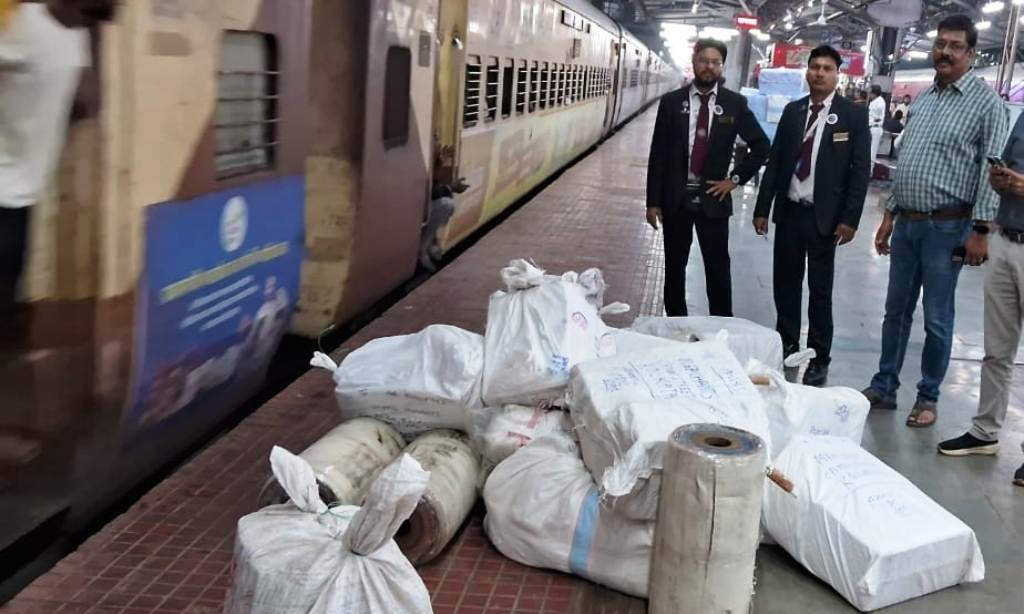दो ट्रेनों से बिना बुकिंग लादे गए 84 पार्सल जब्त, किसी ने दावा नहीं किया  