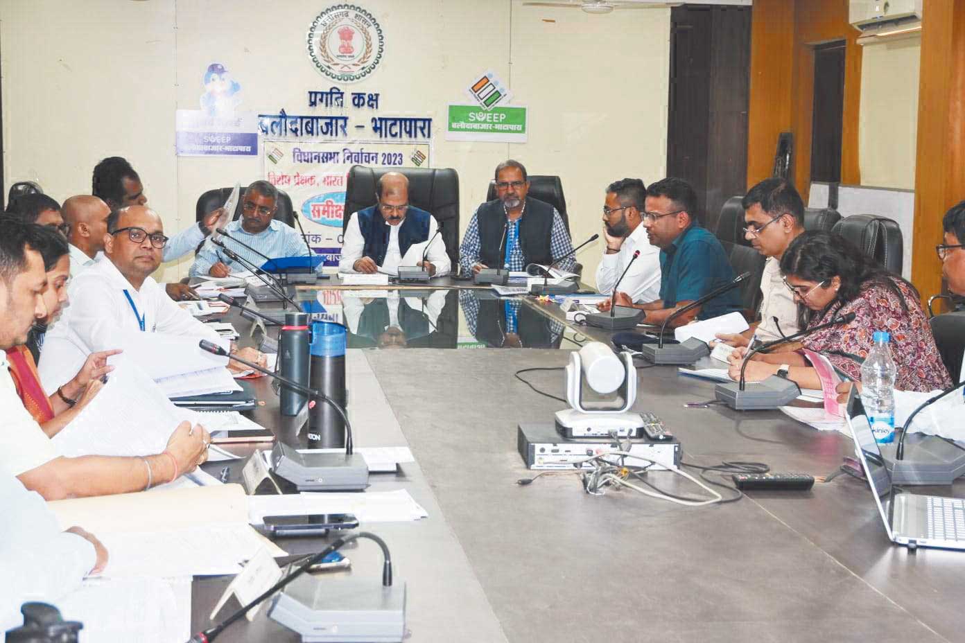 विशेष प्रेक्षकों ने की निर्वाचन तैयारियों की समीक्षा