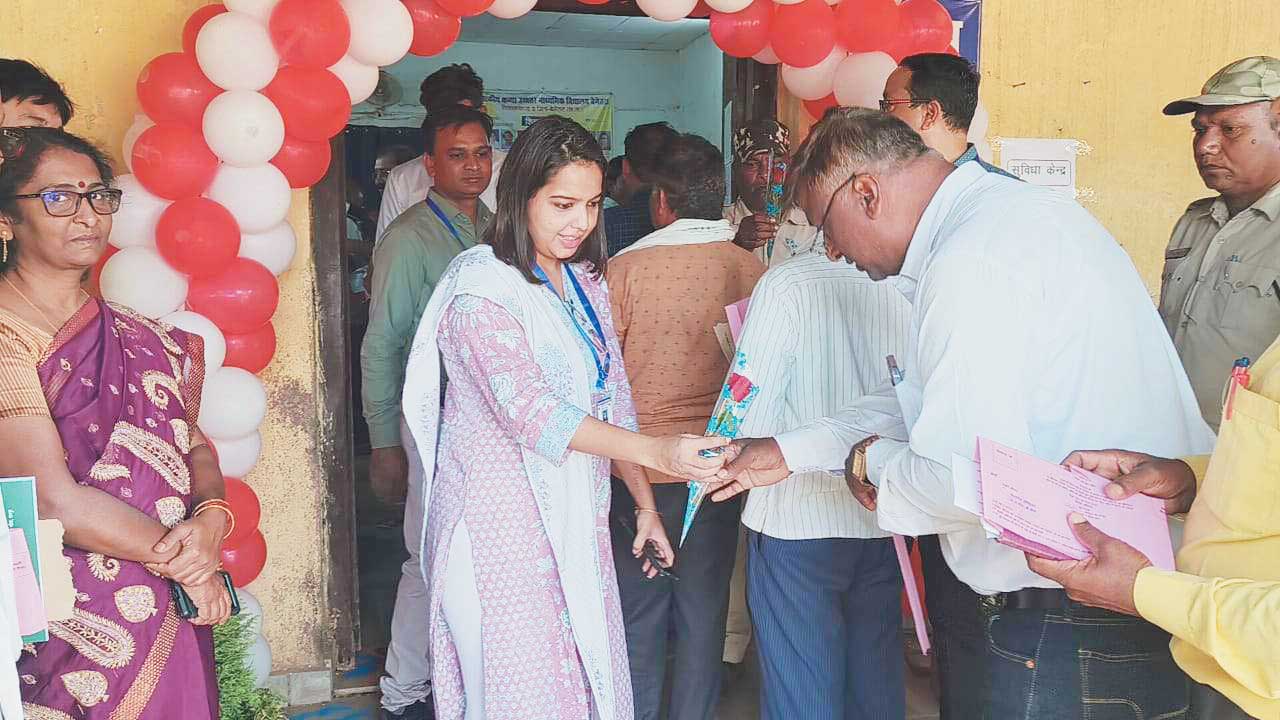 मतदान में संलग्न अफसरों-कर्मचारियों ने डाक मतपत्र से की वोटिंग