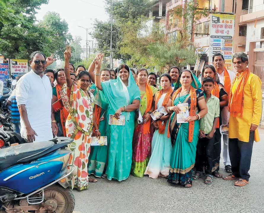 भाजपा प्रत्याशी शिवरतन की पत्नी, घर-घर  दे रही दस्तक