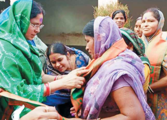 अजय के लिए पत्नी प्रचार में जुटी, तारणी के लिए पति प्रचार कर रहे