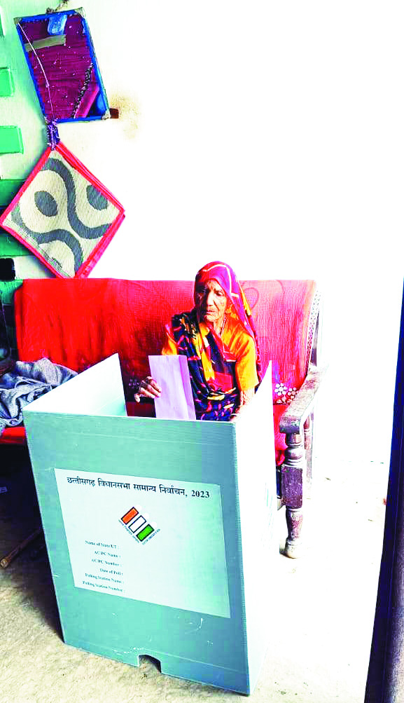 मतदान दल ने घरों में जाकर कराया बुजुर्गों व दिव्यांग मतदाताओं से मतदान 