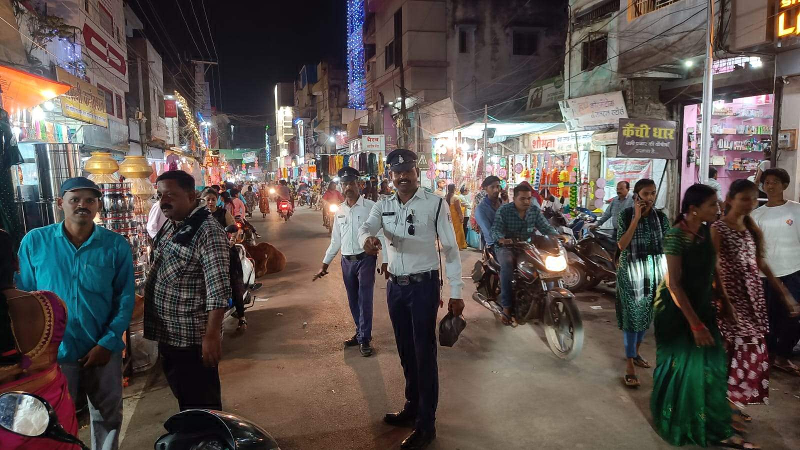 अपराधों पर नियंत्रण रखने पुलिस की पेट्रोलिंग अपराधों पर नियंत्रण रखने पुलिस की पेट्रोलिंग