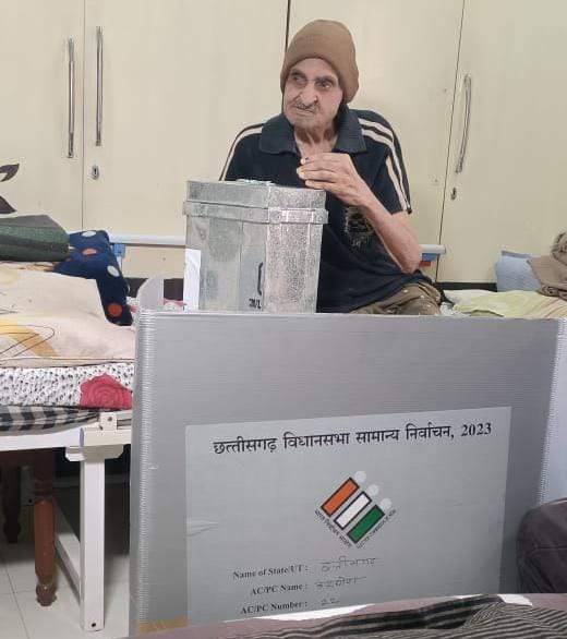 92 बरस की फूलकुंवर ने घर में ही किया मतदान