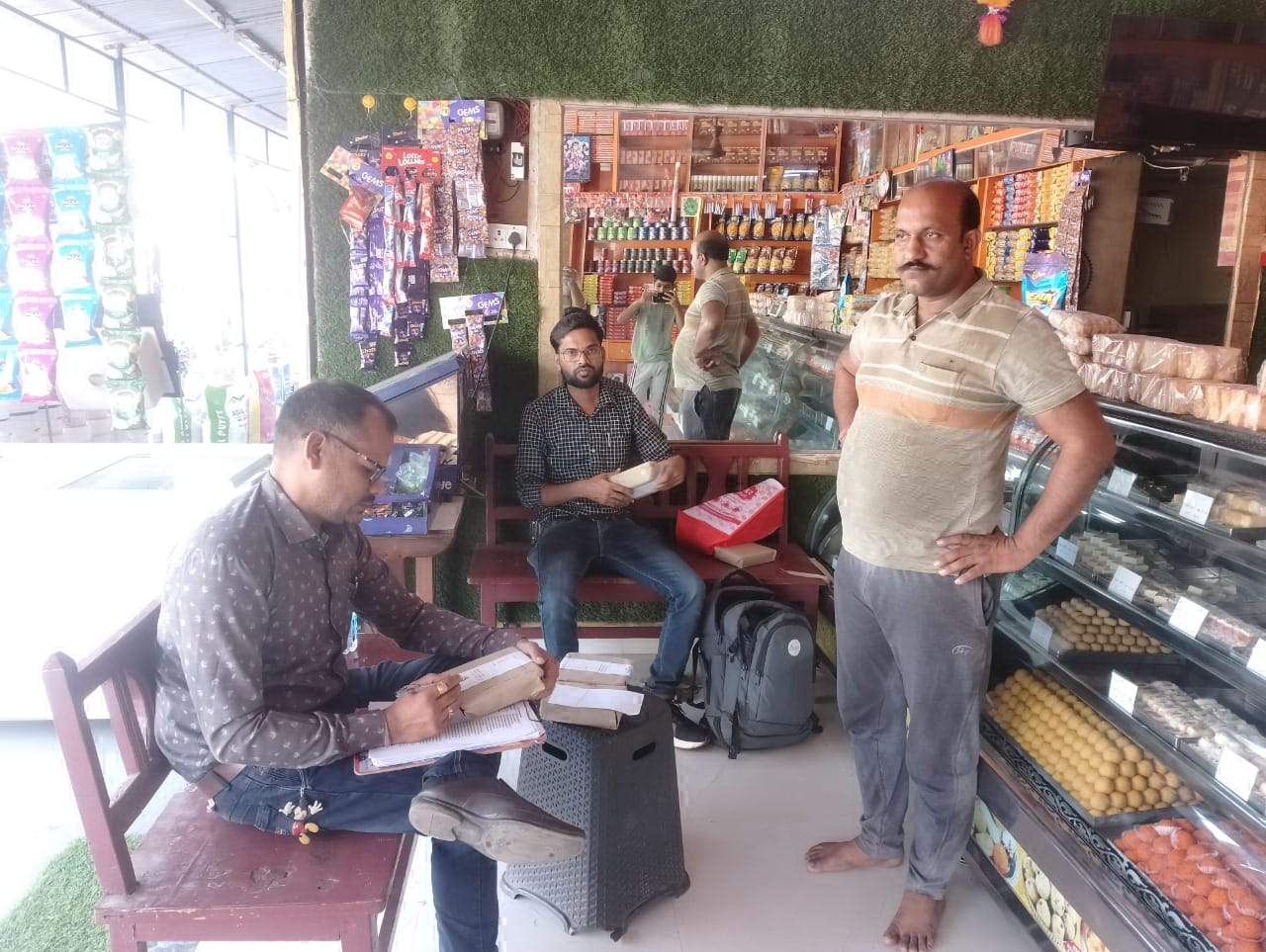 खाद्य दुकानों की जांच