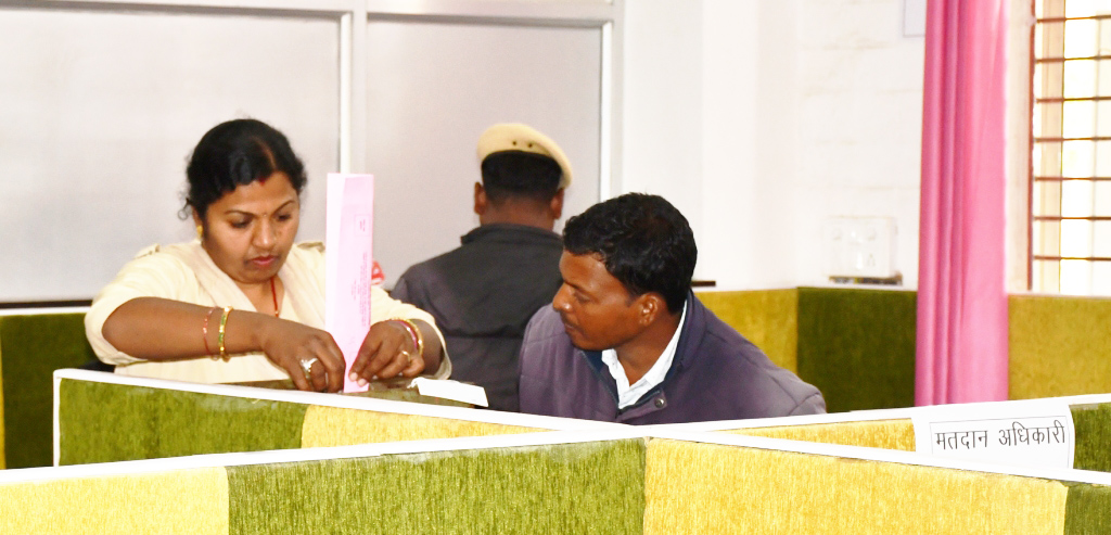 डाक मतपत्र से कर्मचारियों ने किया मतदान