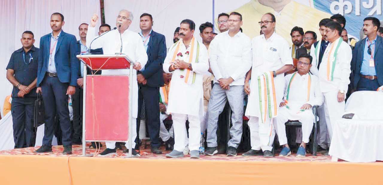 सीएम की आमसभा में भाजपा के 5 बार के पार्षद कांग्रेस में शामिल