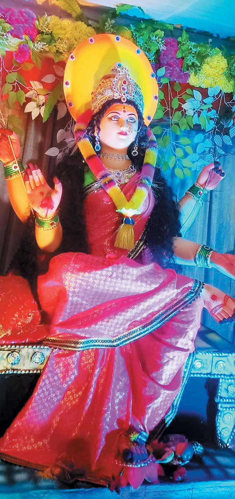 देवी महालक्ष्मी की प्रतिमा विराजमान देवी महालक्ष्मी की प्रतिमा विराजमान