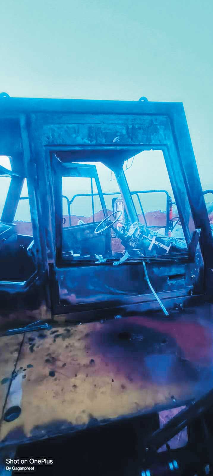 नक्सलियों ने डंपर में लगाई आग