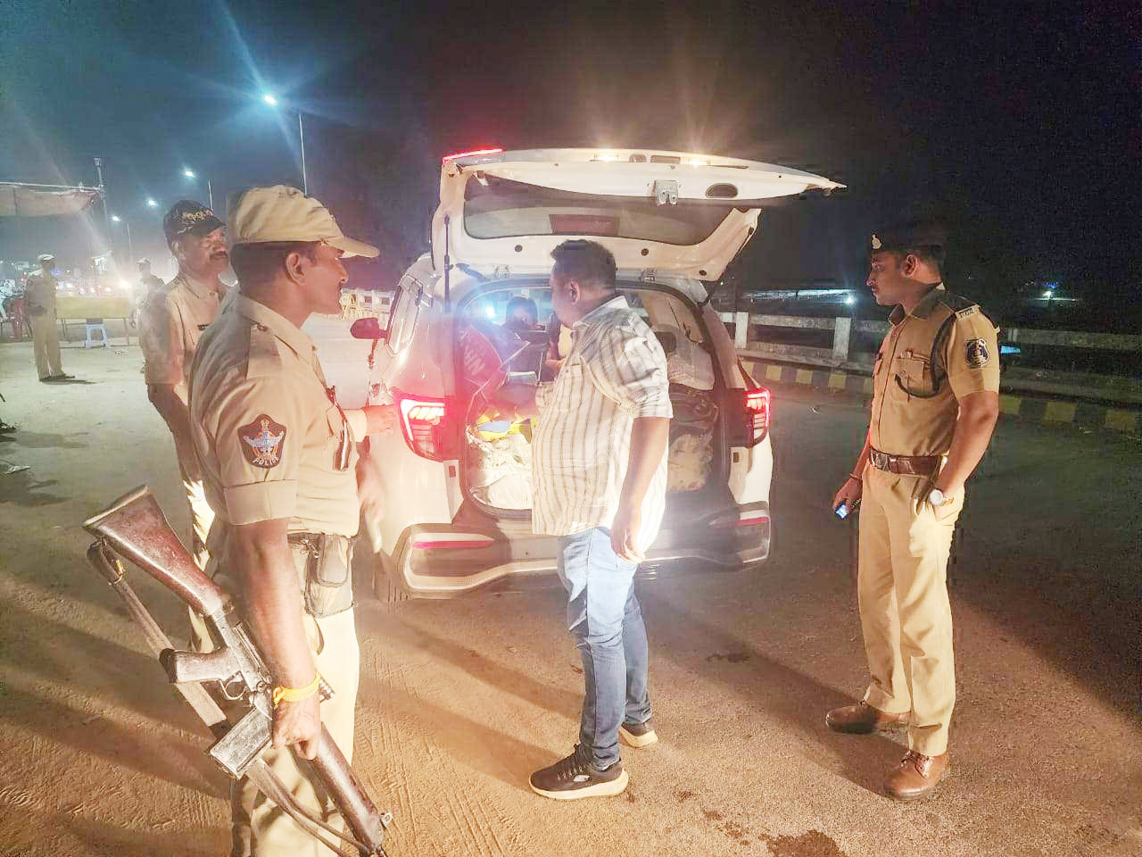 त्यौहार-चुनाव को देखते हुए पुलिस बल तैनात त्यौहार-चुनाव को देखते हुए पुलिस बल तैनात
