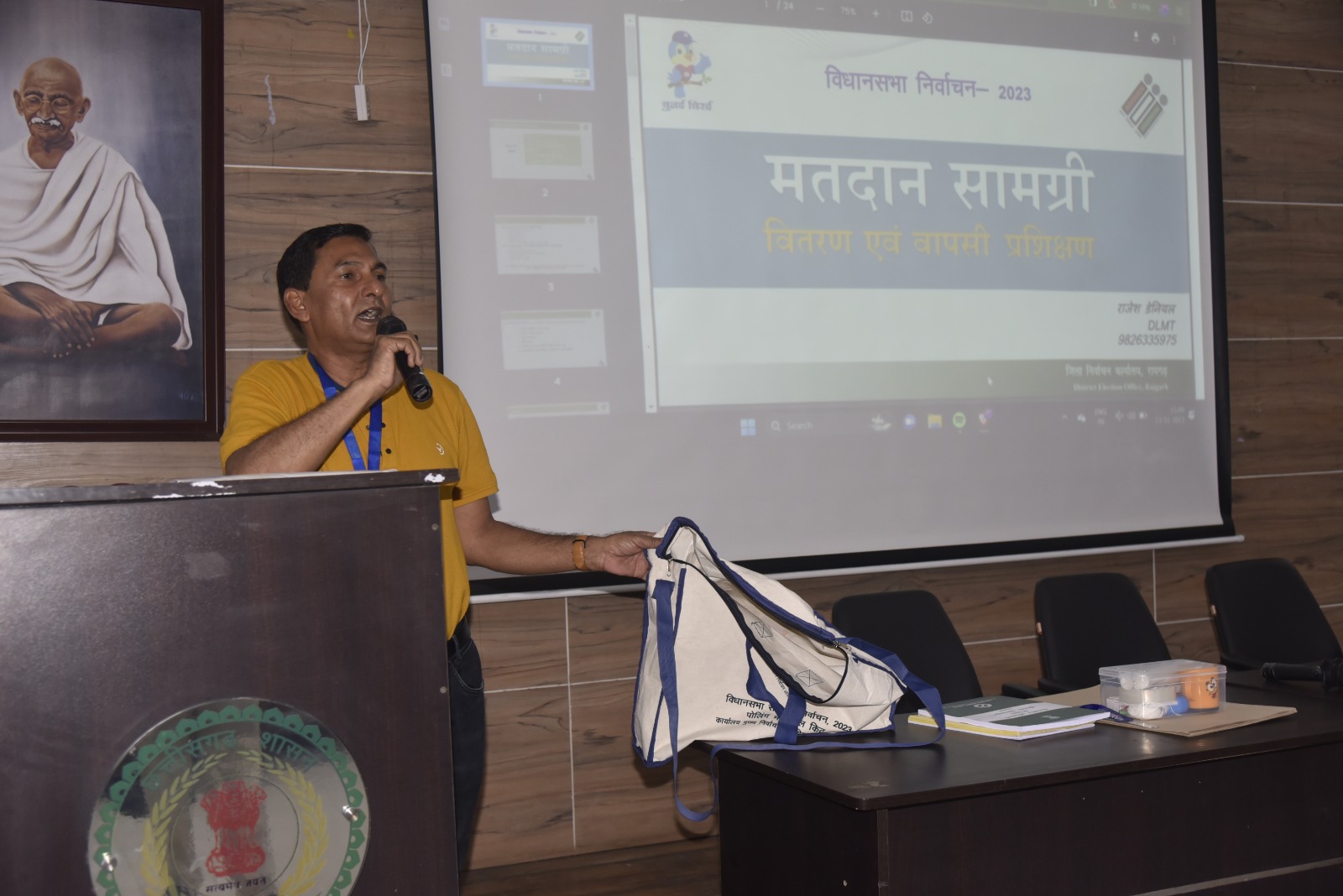 मतदान दलों को सामग्री वितरण 16 को