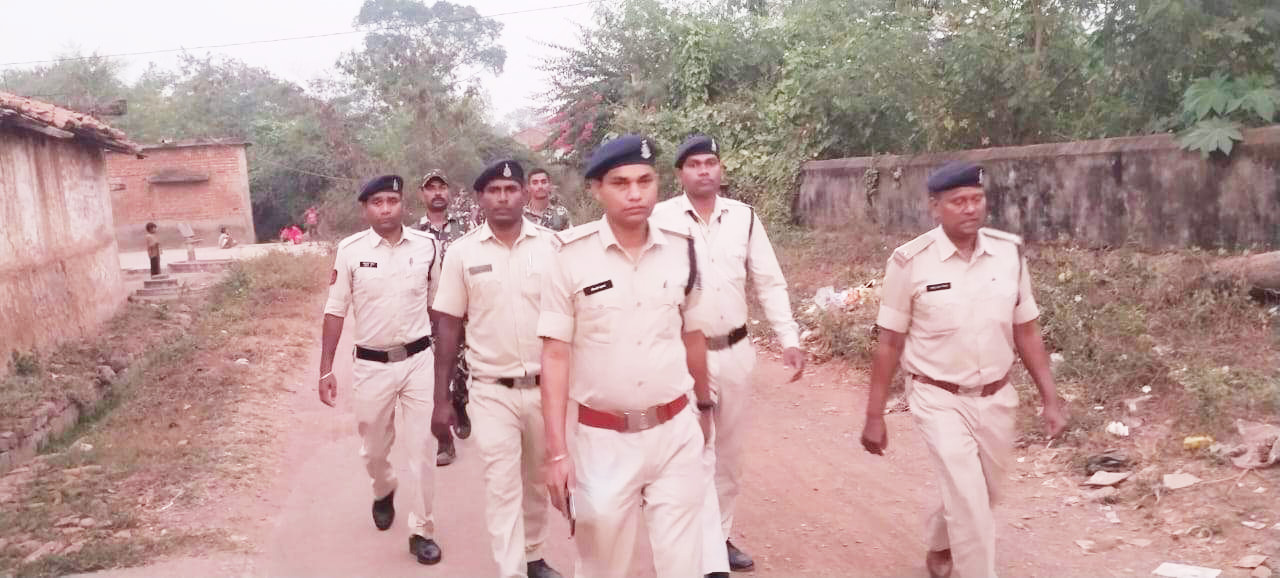 शांति व निष्पक्ष से मतदान के लिए फ्लैग मार्च