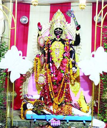 मां काली की प्रतिमा स्थापित कर पूजा-अर्चना, प्रसाद वितरित