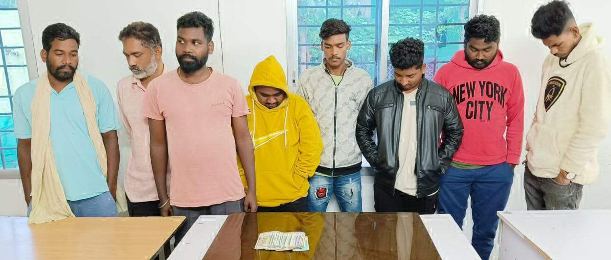  12 जुआरियों से साढ़े 17 हजार जब्त 