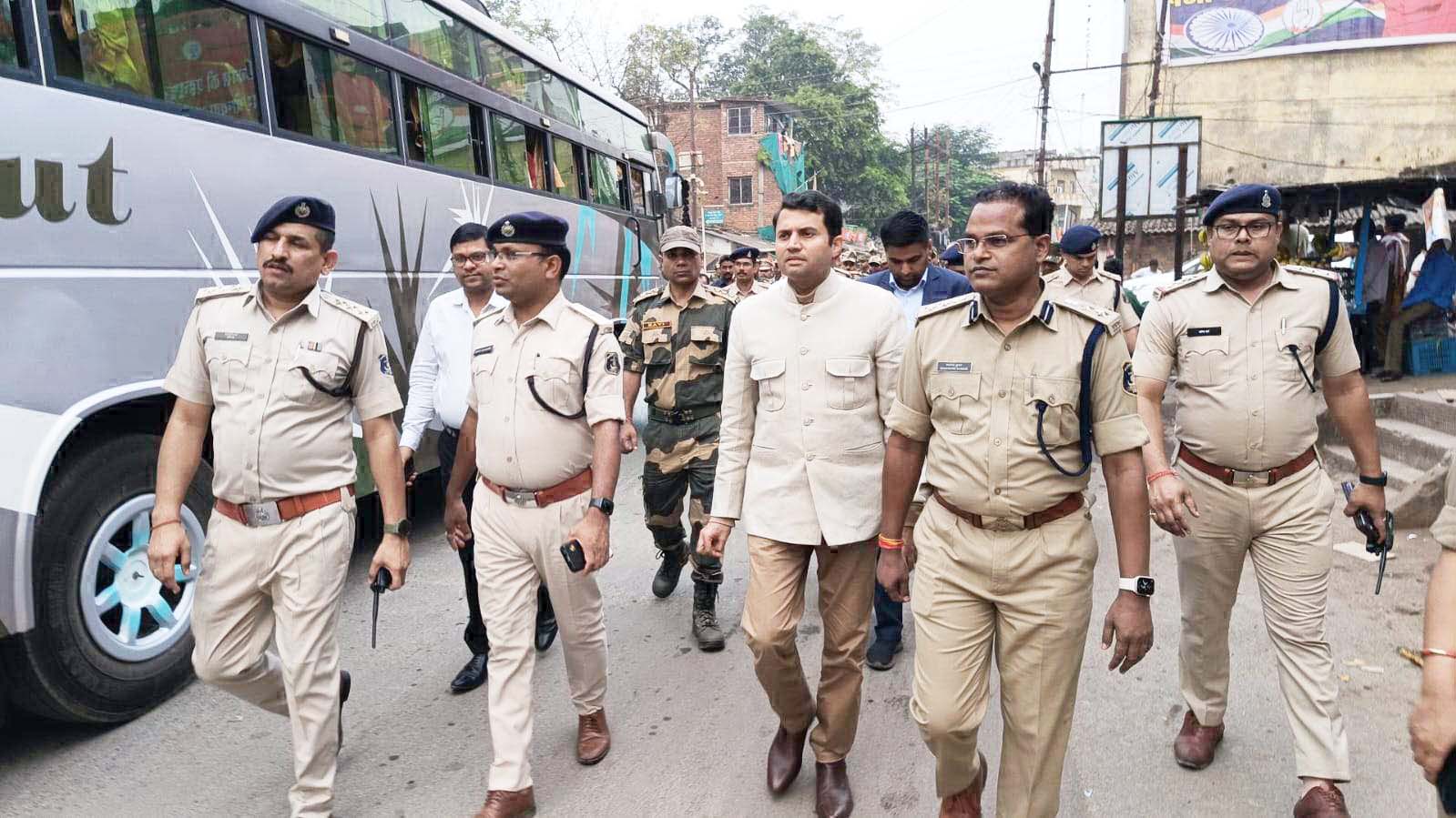 कलेक्टर व एसएसपी ने पैरामिलिट्री फोर्स के साथ किया फ्लैग मार्च कलेक्टर व एसएसपी ने पैरामिलिट्री फोर्स के साथ किया फ्लैग मार्च