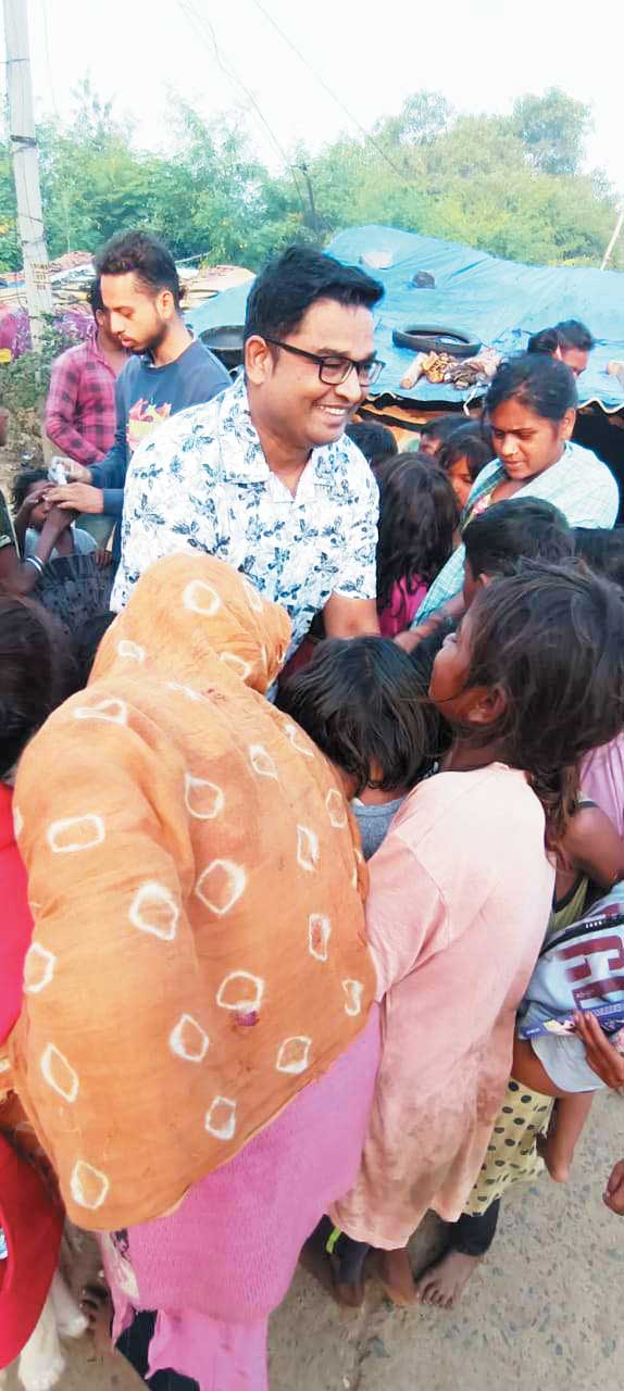 समाजसेवी ने जरूरतमंद बच्चों को बांटे कपड़े, मिठाई व पटाखे