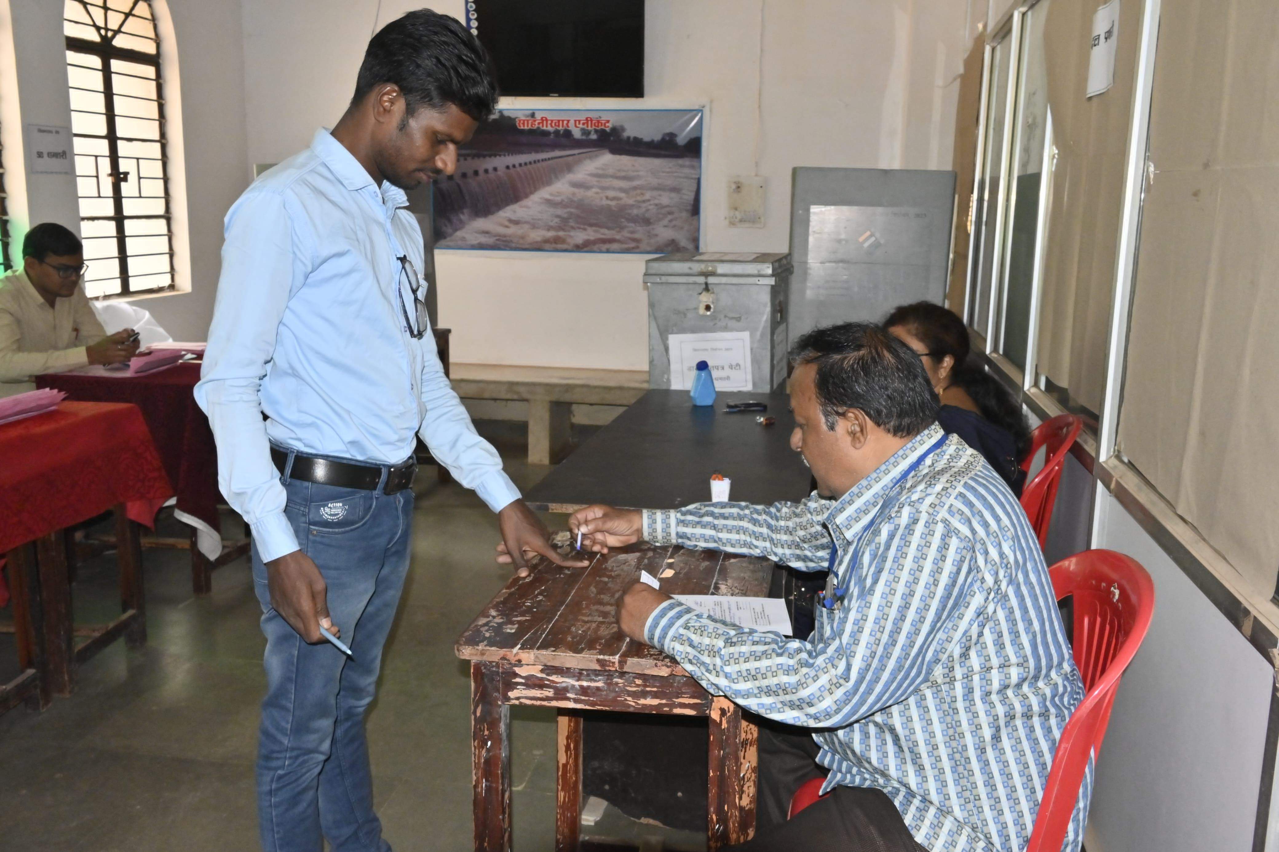 79 अफसर-कर्मचारियों ने डाले मतपत्र