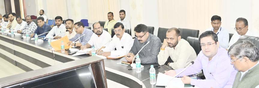 मतदान के पहले नोडल और रिटर्निंग अफसरों की समीक्षा बैठक