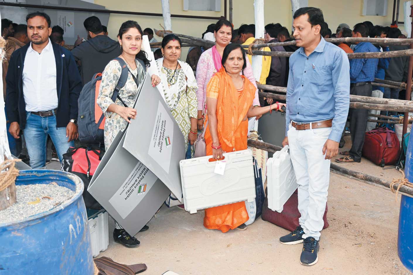 चाक-चौबंद सुरक्षा व्यवस्था के बीच मतदान दल रवाना