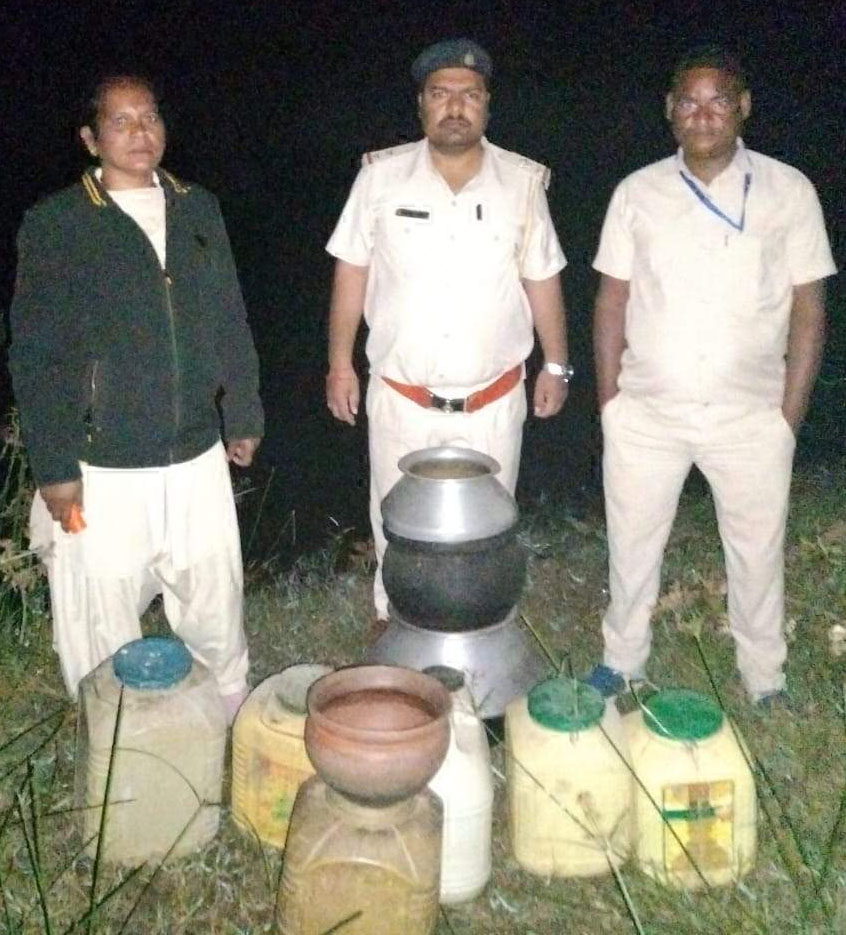 180 लीटर महुआ शराब व 150 किलो महुआ लाहन जब्त