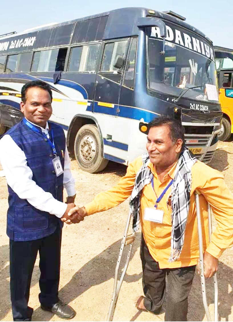 कलेक्टर एल्मा ने दिव्यांग मतदान कर्मी का बढ़ाया हौसला 